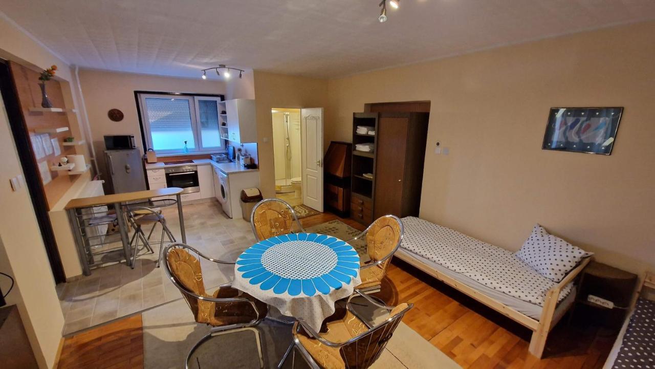 Friendly Apartment In The Suburb. Budapest Eksteriør billede